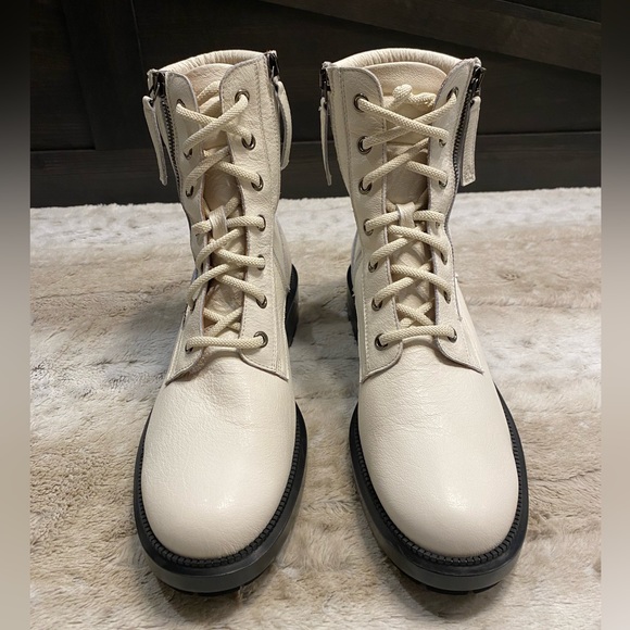 NEW💕Aquatalia Laila Water Resistant Bootie
(Women) Size 9 - Picture 9 of 14